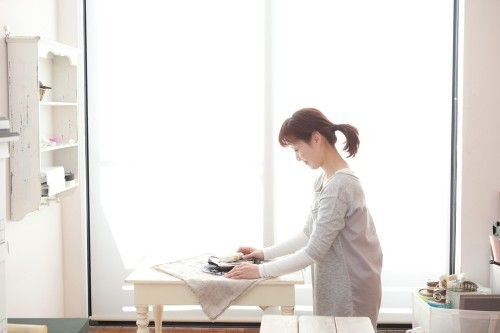 息子さんの部屋の奥につくったアトリエコーナーでスタイリング中。