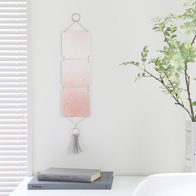 2016年の流行色ピンクをインテリアに♪ 簡単かわいい朱墨のタペストリー