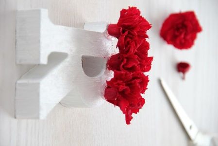 アルファベットオブジェ 2つで¥300 ホビーカラー(水性エナメル塗料)ホワイト¥300 ともに、3COINS プリザーブドフラワーのカーネーション (造花でも、紙製でも、なんでもOK) グルー、接着材