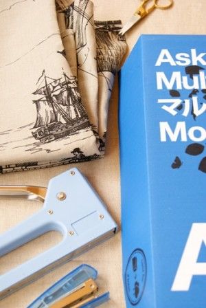 段ボールのふたでリーズナブルなファブリックパネル