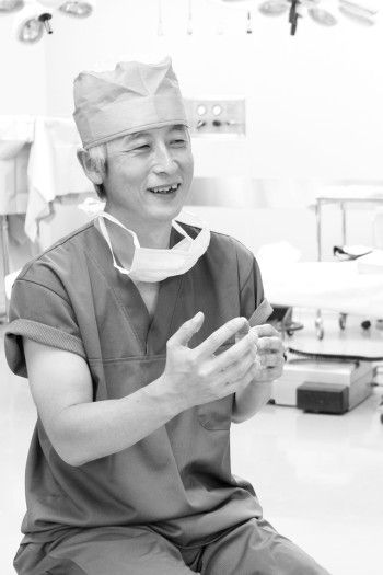 笑顔で迎えてくれたのは、山形済生病院　外科医　川口清先生。 柔らかい物腰と卓越した医療技術で定評のある先生です。