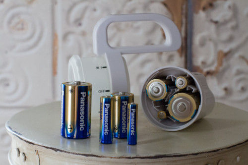 災害を経験してこその発想! 乾電池の種類を選ばない懐中電灯