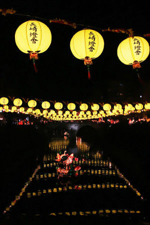 その他長崎市中心地でもランタンを楽しめます。 長崎の観光名所「眼鏡橋」では黄色いランタンと 川の水面に浮かんだランタンオブジェが大人気です。 