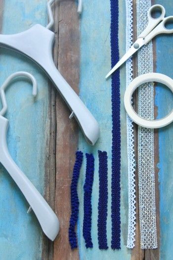 【材料】 ハンガー、レーステープ、両面テープ (粘着剤の付いているレーステープもありますので、 そちらを使うと簡単です)