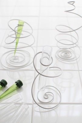 2.いい感じに渦巻きができたら、グラスチューブの長さに合わせてカット。セットします。デンファレなどを購入したら、小さなグリーン色のグラスチューブがついています。それを使ってもいいですね。