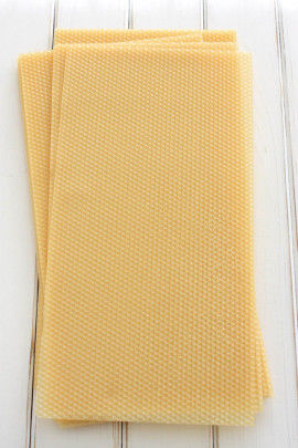 蜜蝋の手作りキャンドルとフレッシュグリーンのアレンジ