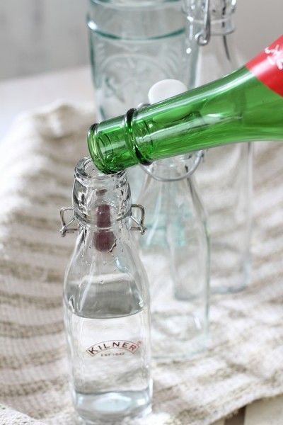 「移し替えるのには、漏斗が必要?」と思うと、ちょっと面倒…。 漏斗がなくても、意外とこぼれずに簡単に移せますよ。 きちんと瓶の口を接して、静かに注いでください。