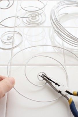 1.ラジオペンチで渦巻き状にくるくる巻いていくだけ。底の部分は少し多めに巻くほうが安定します。