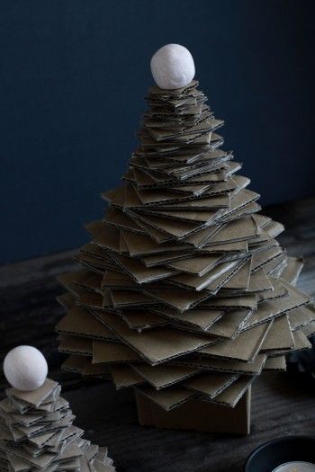 正方形のダンボールの大きさが大きければ、大きいツリーに。 小さめにすれば小さなツリーになります♪