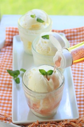 アイスにスイートヴィネガーザクロをまわしかけます。 甘いアイスにスイートヴィネガーの酸味がとっても美味★