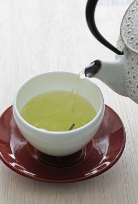 お湯を注いでみましょう。 粉茶がすぐ溶けだしますが、 なにか1本見えてきます。