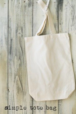 シンプルなトートバッグは、 セリアなどの100円ショップで購入。 横25×縦30cmのものです。