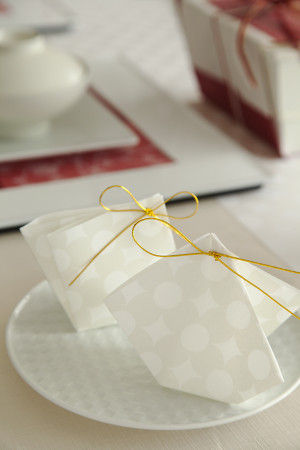 お菓子袋は、懐紙で折って水引を結んでいます。 立体的に折りあげることで、テーブルのお飾りとしても華やぎます。