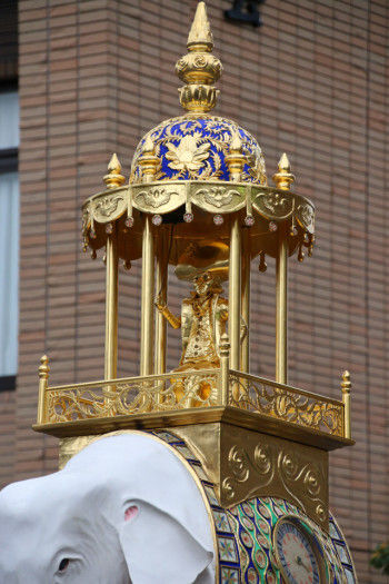 象の両脇には時計を彫刻し、 宮殿内にブロンズ製オランダ人打鐘の像を置きます。
