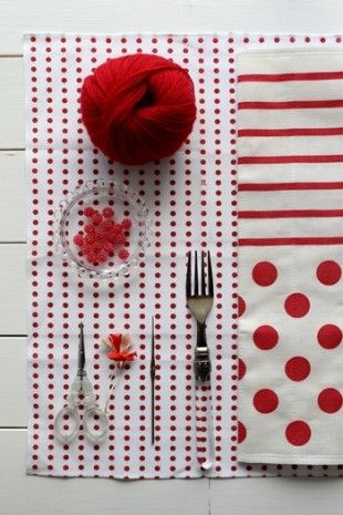 フォークで作る簡単タッセルで、お正月仕様のマットに