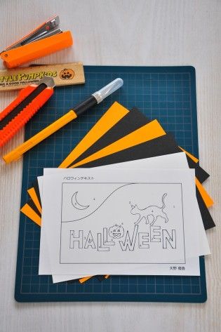 アートナイフというナイフで作品を彫ります。今回の作品は、彫紙アートの最少枚数である5枚で仕上げています。5枚の紙を重ね、いちばん上に下絵をのせます。