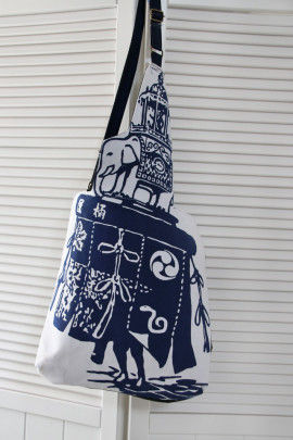 お祭り時に持ち歩くバッグを手ぬぐいで作る人も増え、 私も今回、作って持ち歩きました。