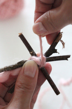 2.枝に毛糸を2回ずつくらいぐるぐると巻いていきます。