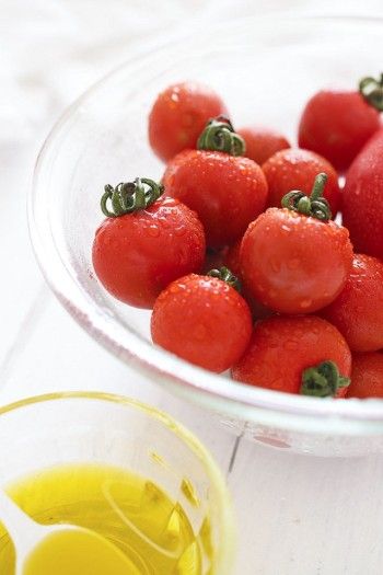 オリーブオイルが体にいいことは よく知られていますが、 トマトとオリーブオイルを一緒にとることで、 トマトのリコピンの吸収が高まることも、 日本女子大学とカゴメの共同研究で 明らかになっています。