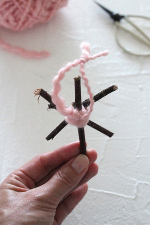 3.毛糸の巻き終わりと、先端の2箇所をギュッと結んだら完成♪