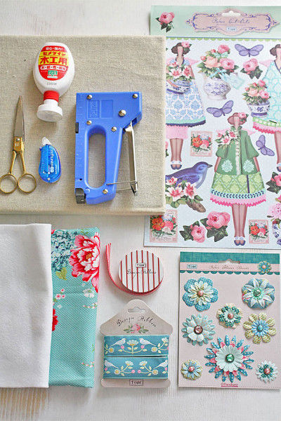 インテリアパネル(100均) TildaのPaper Cut-Out TildaのPaper Flower Brads 布 フェルト白、リボン はさみ、木工用ボンド、テープのり、タッカー (100均で210円で)