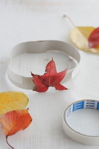 現地で色付いた葉っぱを拾ったら、 両面テープに貼り付けて完成です！