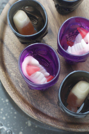 ドクロショットグラスにこのグミをしのばせてみましょう。 このグミは固く出来ていますので、 アイスティーの中でもそのままの形で残っています。 (ホットティーの中にいれると溶けてしまいます)