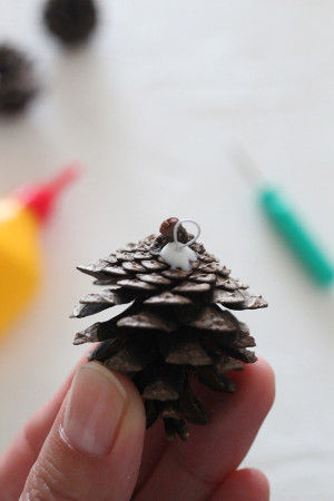 3.穴にボンドを入れて、その中に針金を差し込みます。 　穴の深さに合わせて針金の長さも調整してください。 