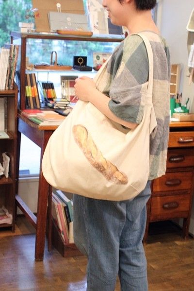 可愛いパンの写真が入っているバッグはお店のオリジナル。