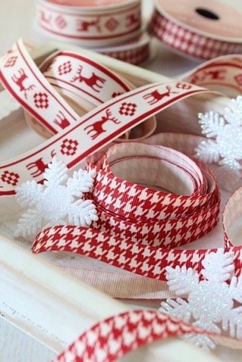 今回 使用したリボン。 小さなスノーフレークのオーナメントも一緒に使います。