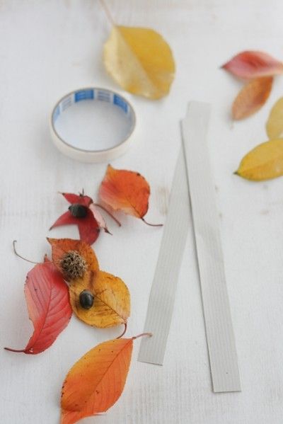 用意する材料は、 画用紙。両面テープ。 それに紅葉した葉っぱです。