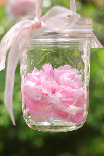 kmatsumoto_0508_08 ジャム瓶の中にバラを飾って