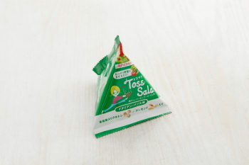 トスサラダでガパオライス風