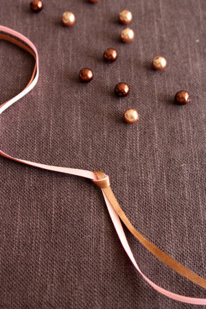 腕に留めるときのリボンの長さを残した位置に(お好みの長さ)、2色のリボンをまとめて結びます。