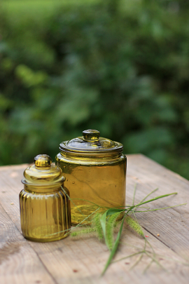 器は、色ガラスのジャーで。 モスグリーンのガラスにしました。