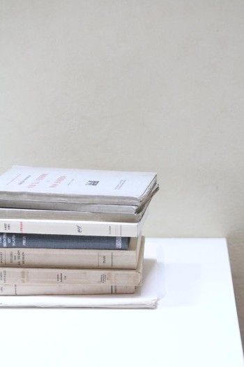 同様の手順で ハイビスカスをノートに挟んで持ち帰り、 専用の乾燥シートにはさんでプレスすれば、 数日で綺麗な押し花が出来上がります。