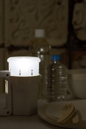 コンパクトで軽く、 持ち運びも便利です。 また半透明のシェードは横方向にも光を拡散し ランタンとしても使用できるので 非常時やアウトドアで テーブルなどに上向きにおいて お食事をするときなどにも便利です。