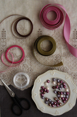 ●ロングネックレス 　サテンリボン　幅18mm×長さ5m 　バールビーズ　直径6mm ●ブレスレット 　サテンリボン　幅4mm×長さ1.65m(2色) 　パールビーズ　直径8mm 透明ワイヤー、はさみ