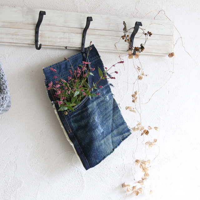 [雑草アレンジ]履かないデニムを簡単リメイク♪　切って掛けるだけの手作り花びん