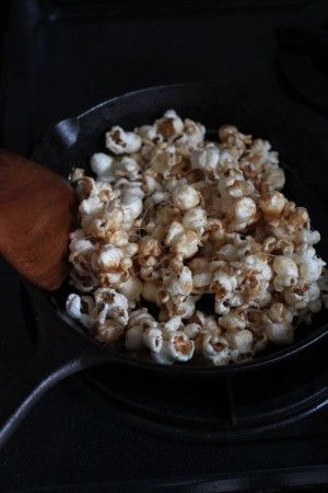 3.薄いベージュから少し濃いベージュになってきたら火を止めて、ポップコーンを入れてからめます。