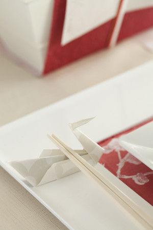 箸置きは懐紙を鶴の形に折っています。