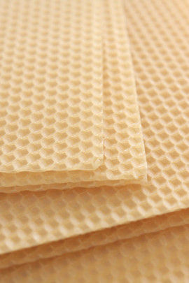 蜜蝋の手作りキャンドルとフレッシュグリーンのアレンジ