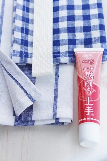 今回準備したのは ・ボンド「裁ほう上手」 ・100円shopの「マルチクロス」(50×70cm) ・取っ手用のカラーテープ