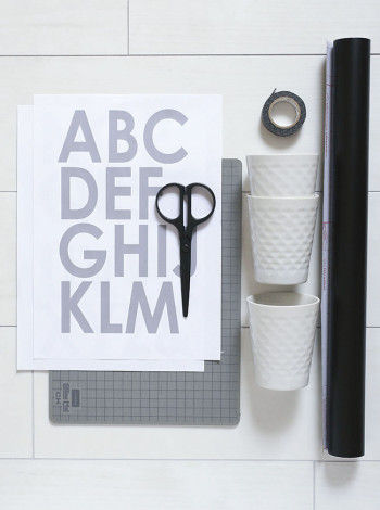 【用意するもの】 ・白いカップ(今回は100円ショップのもの) ・カッティングシート ・Letter(文字)の型紙(パソコンで文字打ちしたもの) ・はさみ又はカッター