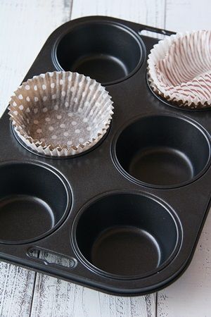 今回使用したのは直径7cmの6ピースタイプのマフィン型です。 人数やおかずの量に合わせて お好きなマフィン型でお試しください。 このマフィン型の6つの型に、それぞれ違うおかずと ごはんを詰めてオーブンで一度に加熱調理! 10分~15分後には、お弁当のごはんとおかずが同時に出来上がります。