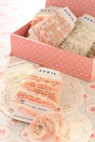 ガラス瓶をかわいい毛糸でドレスアップ