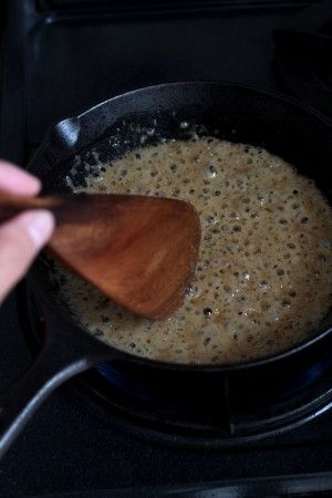 2.弱火~中火くらいに少し火を強めてマシュマロを溶かしていきます。