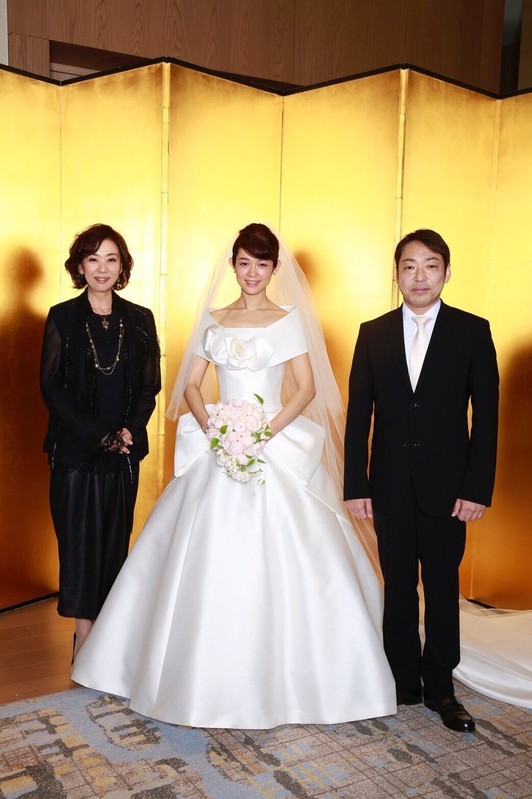 藤澤恵麻さんが挙式 バラのコラージュが美しいオートクチュールドレスに身を包み清楚な微笑み ウェディングプランナーミュウの日記