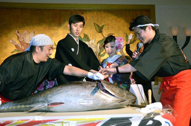 新郎新婦のマグロ入刀です 披露宴で解体ショー人気 ウェディングプランナーミュウの日記