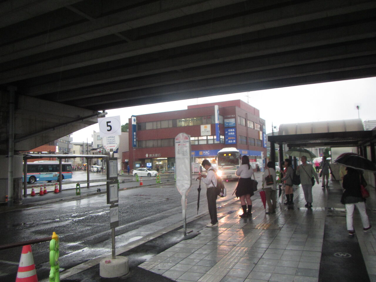 京急金沢文庫駅西口バスターミナルの様子から 16 10 10現在 横浜みなみ通信 避難所 双道鉄道 京急金沢文庫駅西口バスターミナルの様子から 16 10 10現在 横浜みなみ通信 避難所 双道鉄道